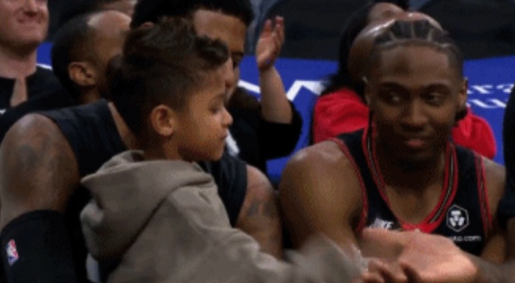 PG电子-亲子时刻！末节乔治带儿子在替补席 乔治儿子跟马克西等队友互动